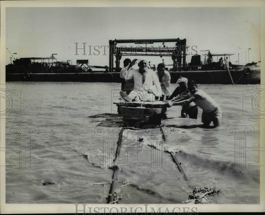 1963 Press Photo Egyptian workers on pulley truck to village elder in Nile River