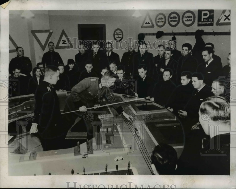 1938 Press Photo Hamburg Germany  police instruction in traffic control- Historic Images