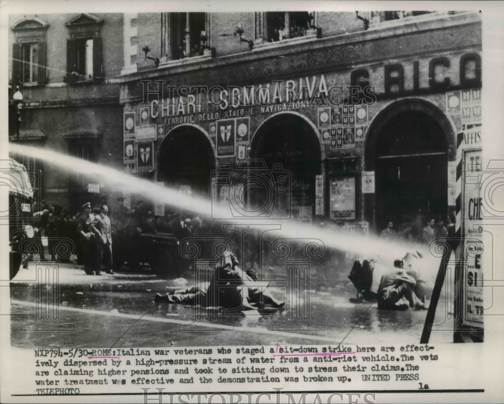1953 Press Photo Rome Italy war vets stage sit down strike for higher pensions