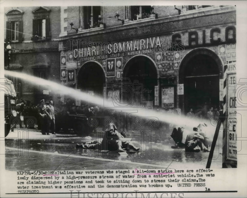 Load image into Gallery viewer, 1953 Press Photo Rome Italy war vets stage sit down strike for higher pensions
