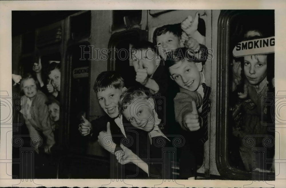 1940 Press Photo London England schoolboys give soldiers a thumbs up