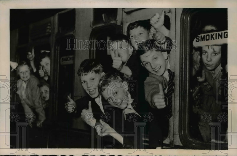 Load image into Gallery viewer, 1940 Press Photo London England schoolboys give soldiers a thumbs up
