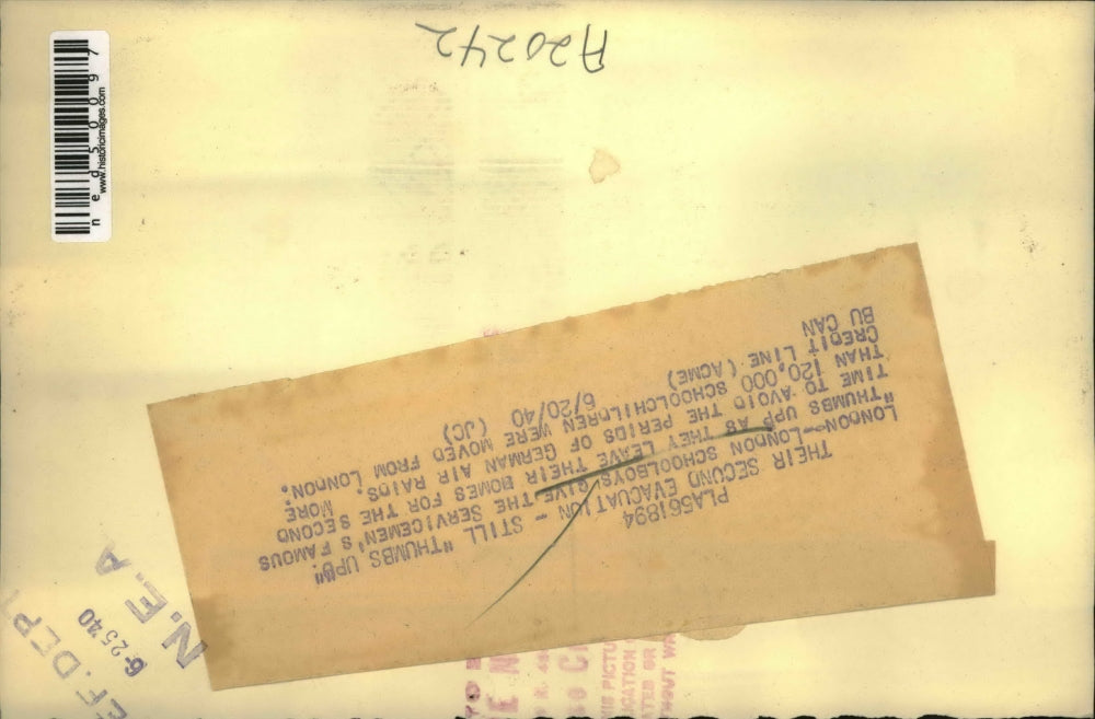 1940 Press Photo London England schoolboys give soldiers a thumbs up