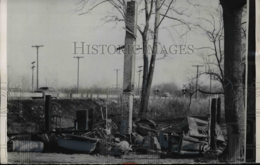 1955 Press Photo Robert McDaniel and his son, Wayne escaped fire and explosion
