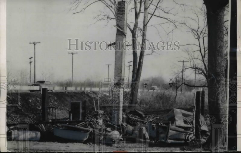 Load image into Gallery viewer, 1955 Press Photo Robert McDaniel and his son, Wayne escaped fire and explosion
