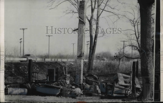 1955 Press Photo Robert McDaniel and his son, Wayne escaped fire and explosion