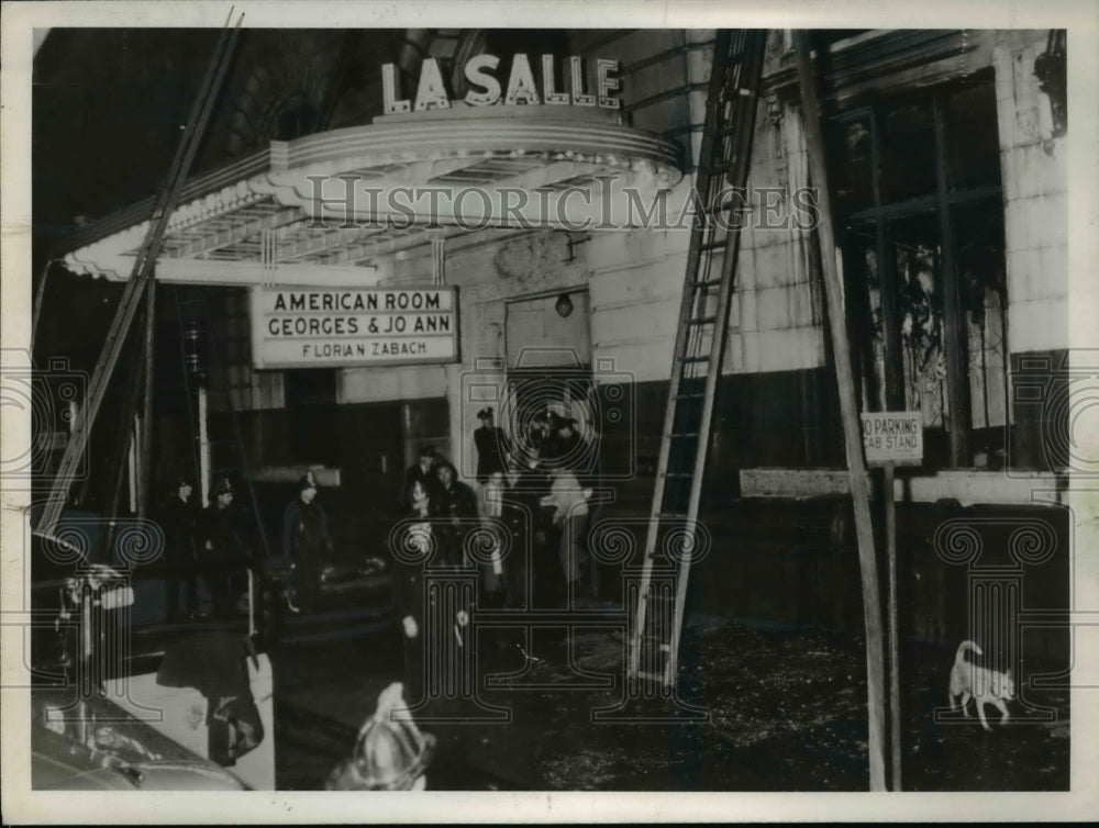 1948 Press Photo Chicago scene at entranc to Lasalle Hotel firemen and rescue