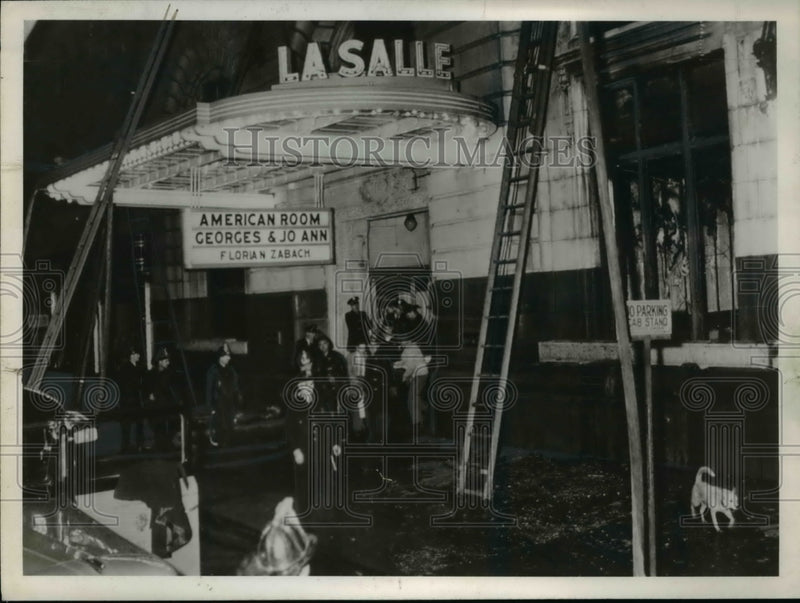 Load image into Gallery viewer, 1948 Press Photo Chicago scene at entranc to Lasalle Hotel firemen and rescue
