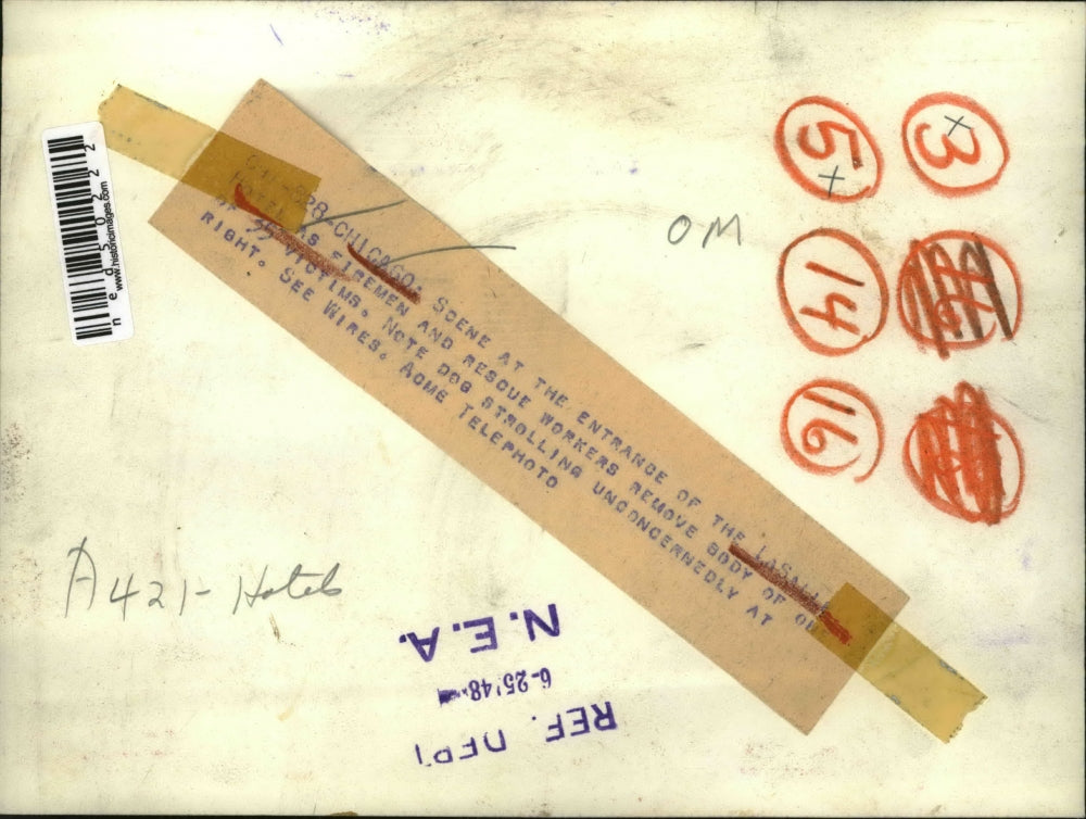 1948 Press Photo Chicago scene at entranc to Lasalle Hotel firemen and rescue