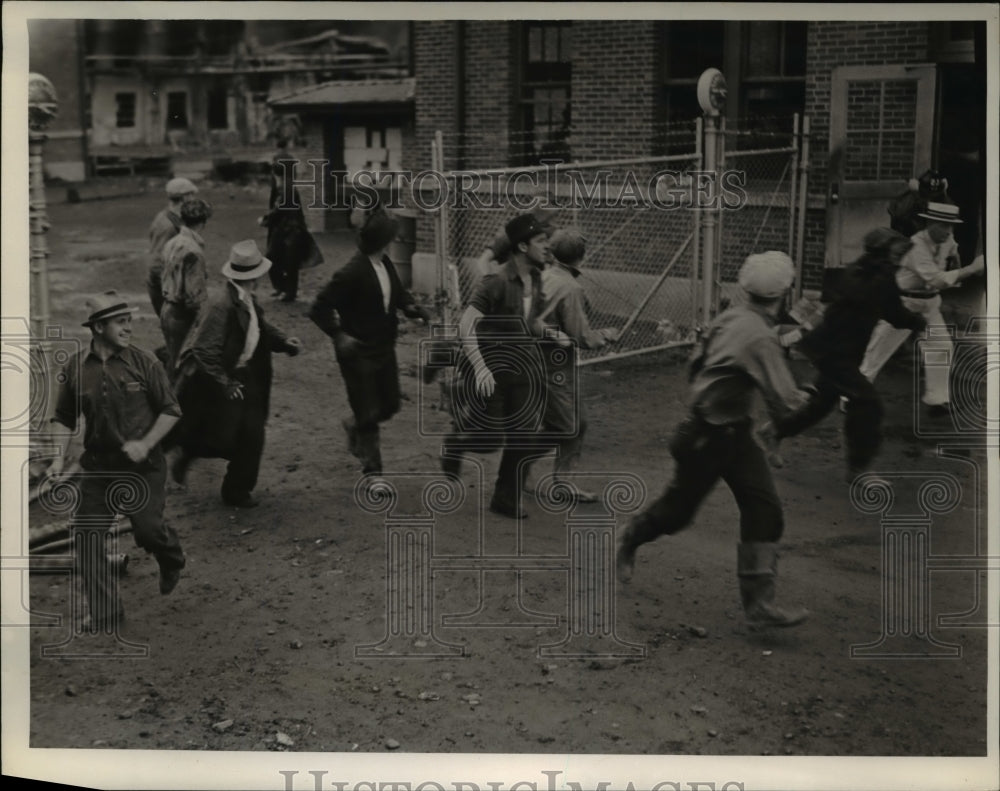 1938 Press Photo Firefighter flee as tank explodes with flaming oil