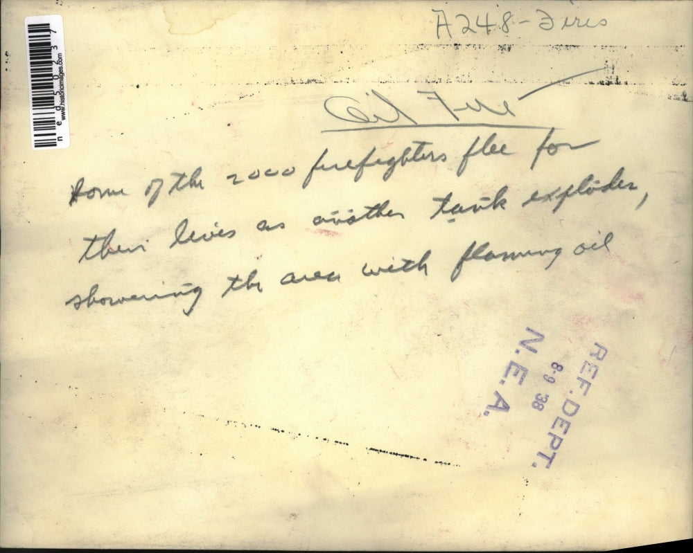 1938 Press Photo Firefighter flee as tank explodes with flaming oil