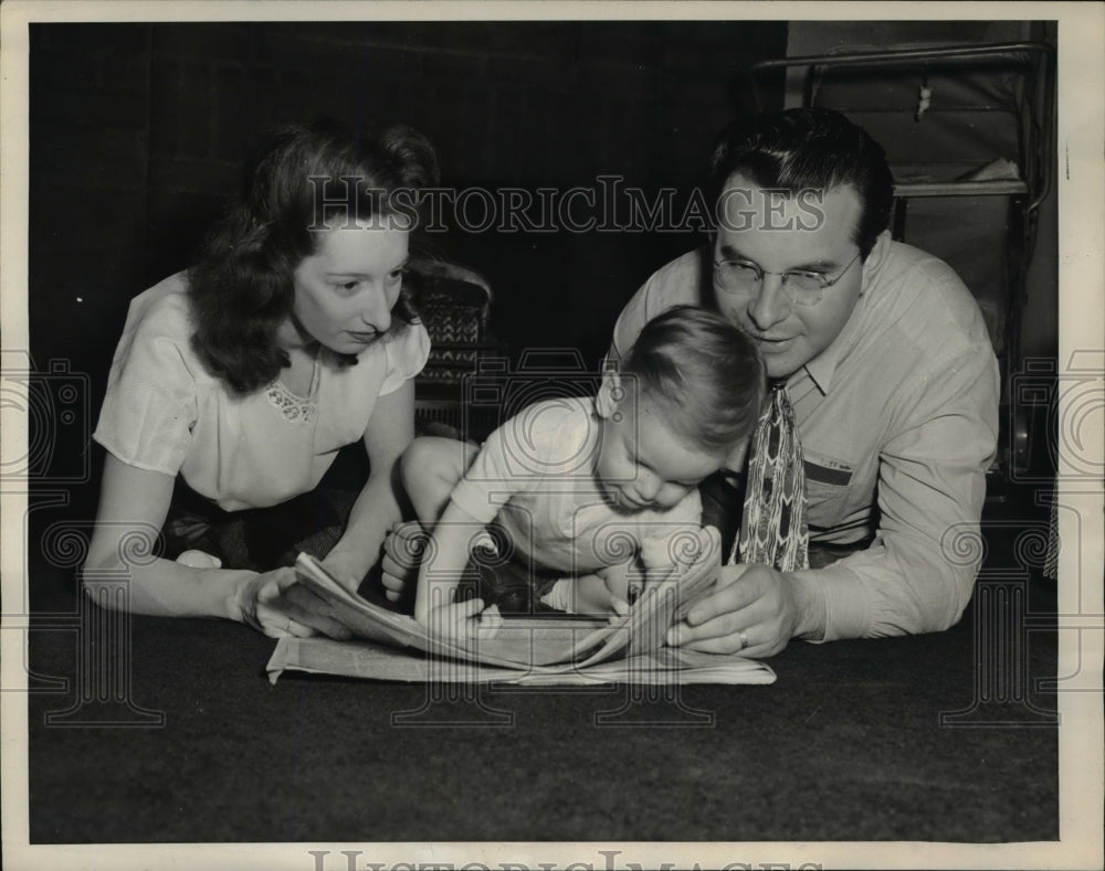 1946 Press Photo Mr. and Mrs. Marvin Court Evicted from Suite Because of Baby