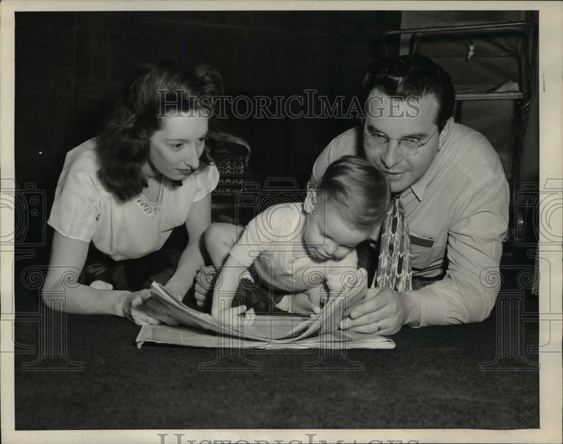 Load image into Gallery viewer, 1946 Press Photo Mr. and Mrs. Marvin Court Evicted from Suite Because of Baby
