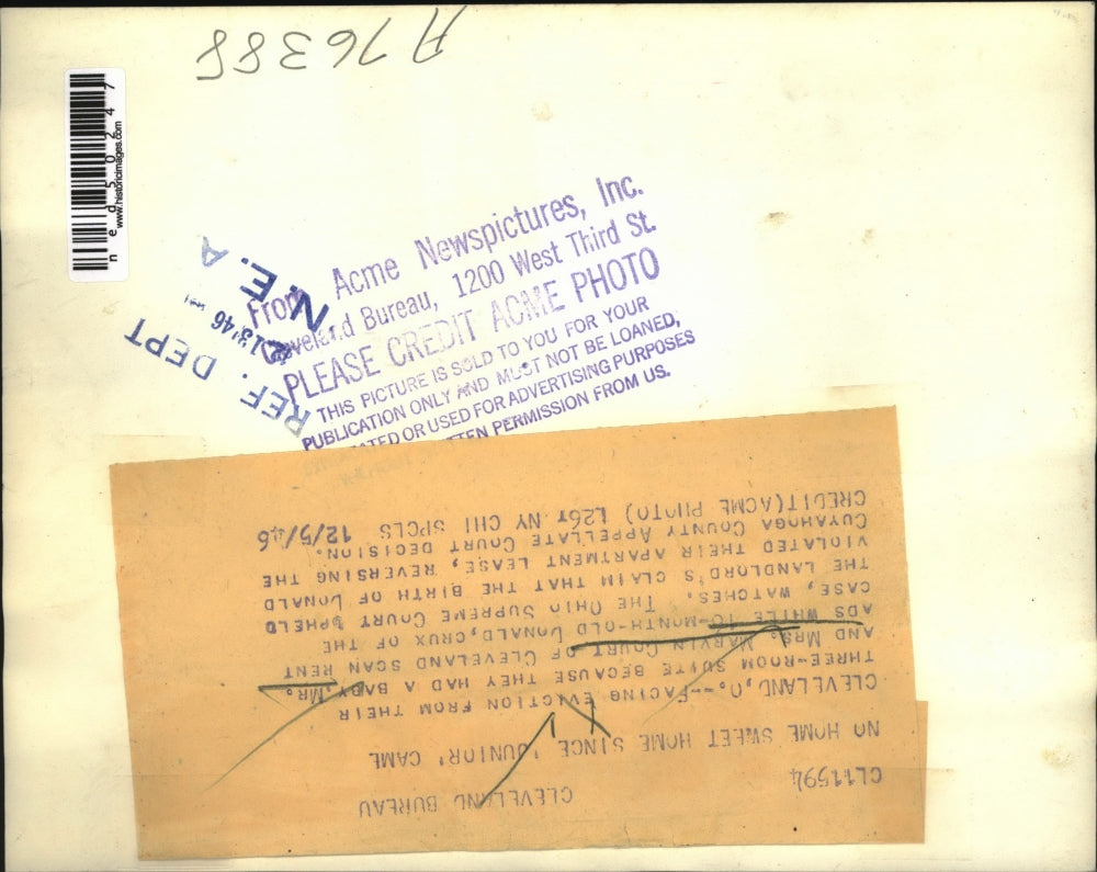 1946 Press Photo Mr. and Mrs. Marvin Court Evicted from Suite Because of Baby