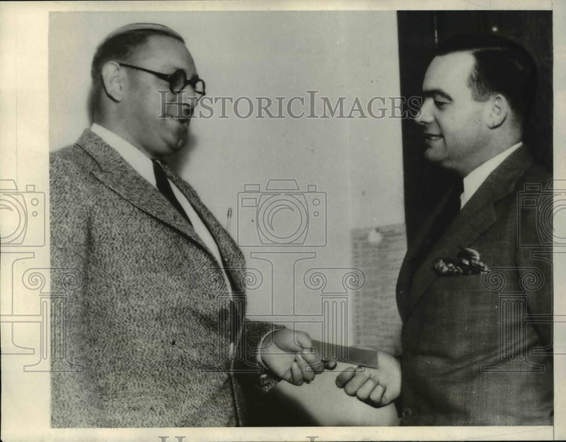 Load image into Gallery viewer, 1932 Press Photo Llloyd Barry Principal of Burbank School with Ralph Salmon
