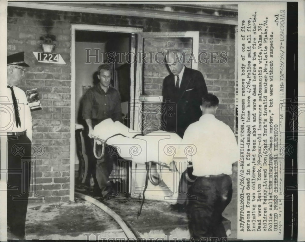 1962 Press Photo Nashville TN firemen remove biody from fire damaged home