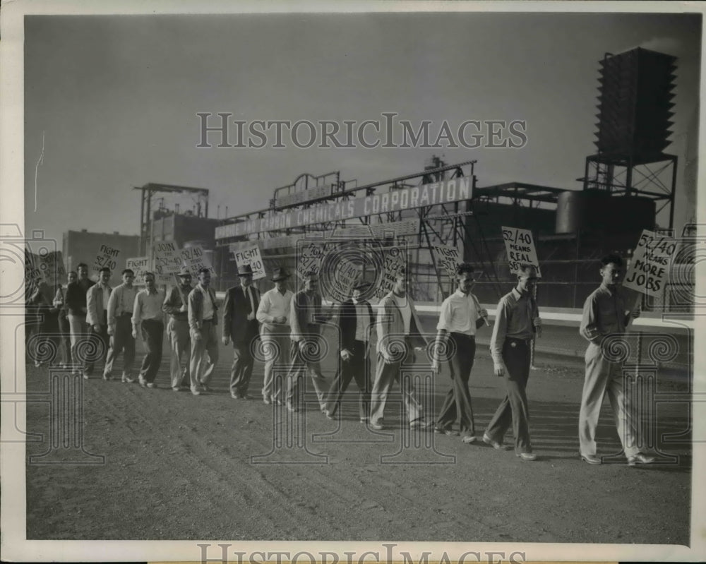 1945 Press Photo Pickets parade in front of Carbon & Carbide Chemical Co. Plant.
