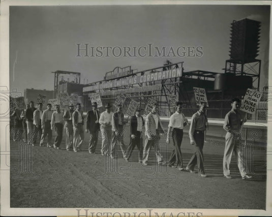 1945 Press Photo Pickets parade in front of Carbon & Carbide Chemical Co. Plant.