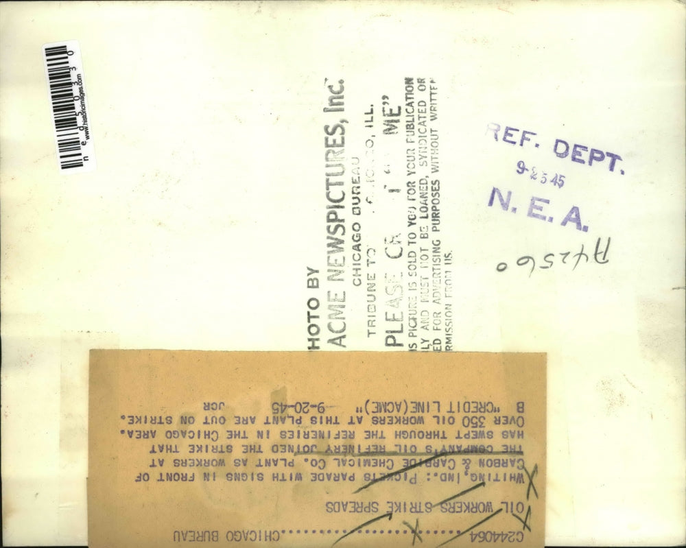 1945 Press Photo Pickets parade in front of Carbon & Carbide Chemical Co. Plant.