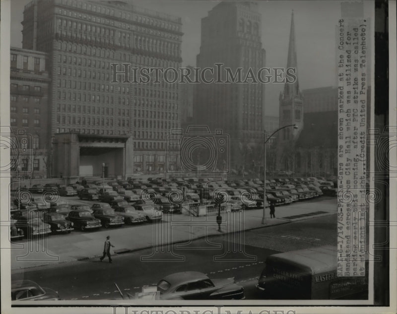 Load image into Gallery viewer, 1953 Press Photo Cars Parked at Concert Bandstand During PTC Strike
