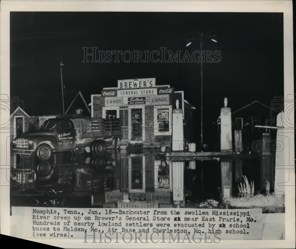 1950 Press Photo Backwater from Mississippi river on Brewer's General Store