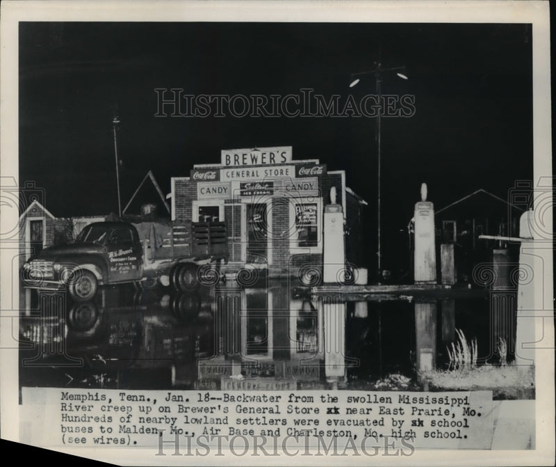 Load image into Gallery viewer, 1950 Press Photo Backwater from Mississippi river on Brewer's General Store
