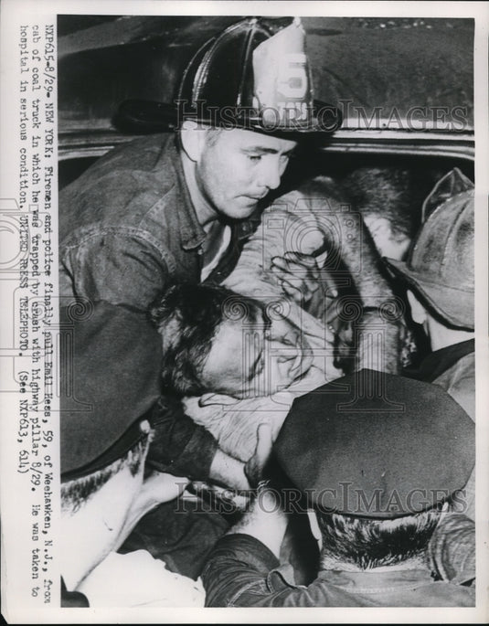 1952 Press Photo New York Police pull Emil Hess from cab of coal truck in which