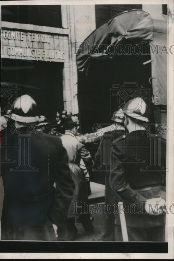 1952 Press Photo Paris Police supervise leading of Communists into a truck