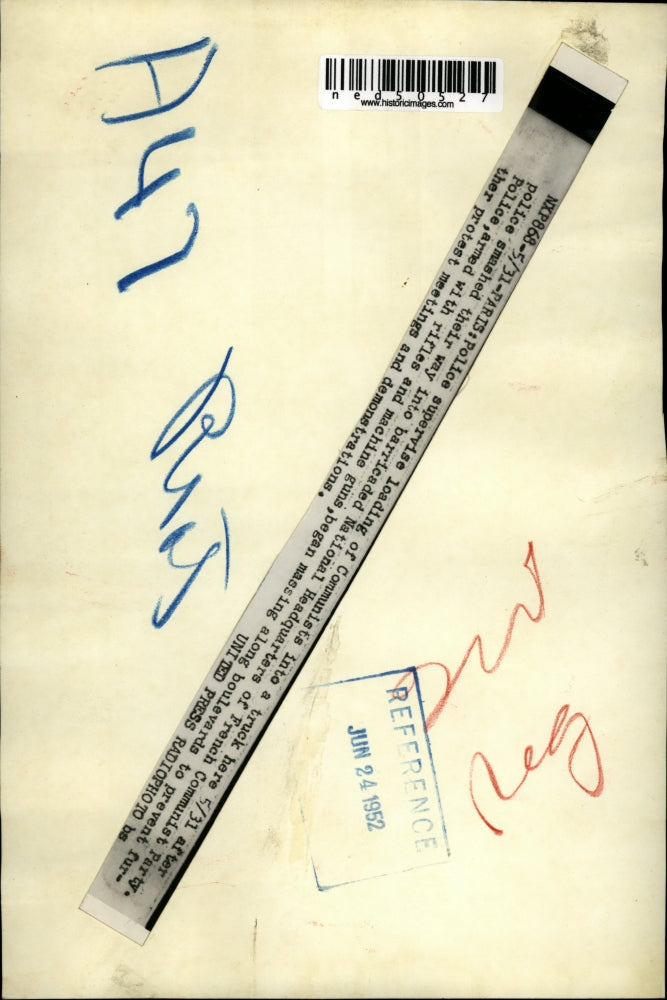 1952 Press Photo Paris Police supervise leading of Communists into a truck