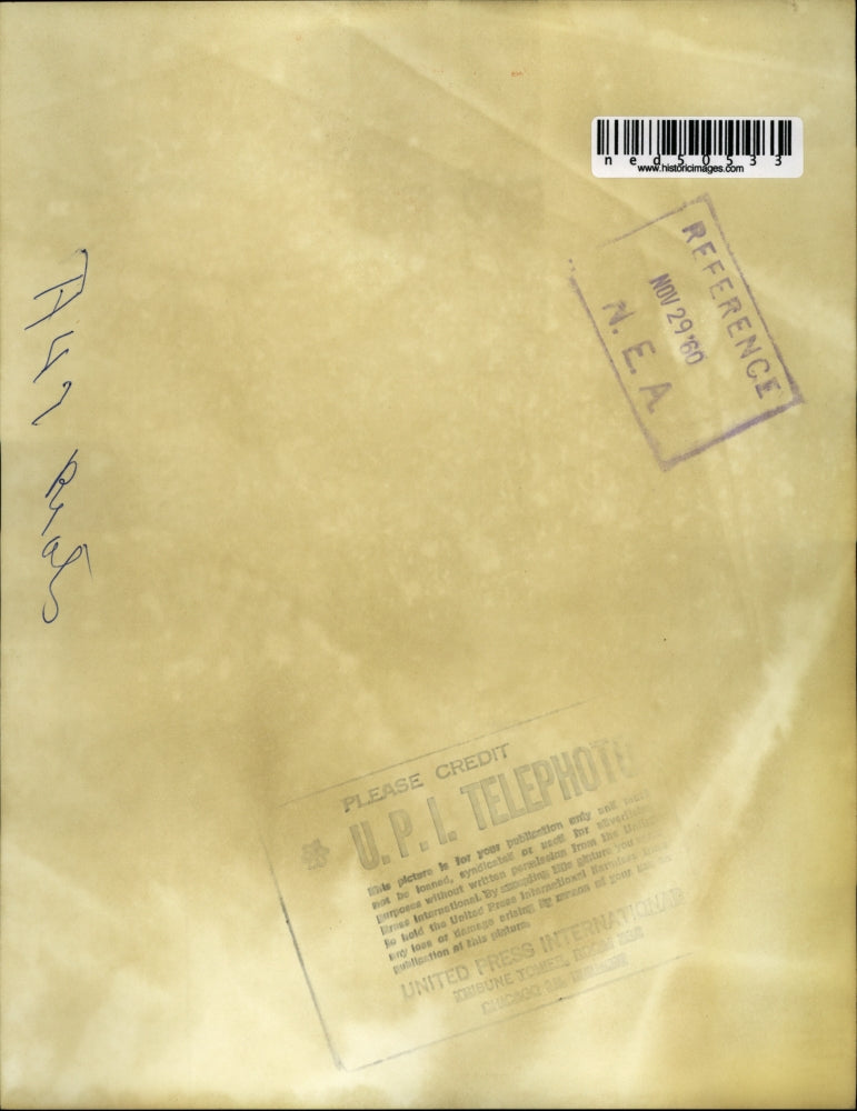 1960 Press Photo Demonstrator Tries to Get Away From Police in Paris