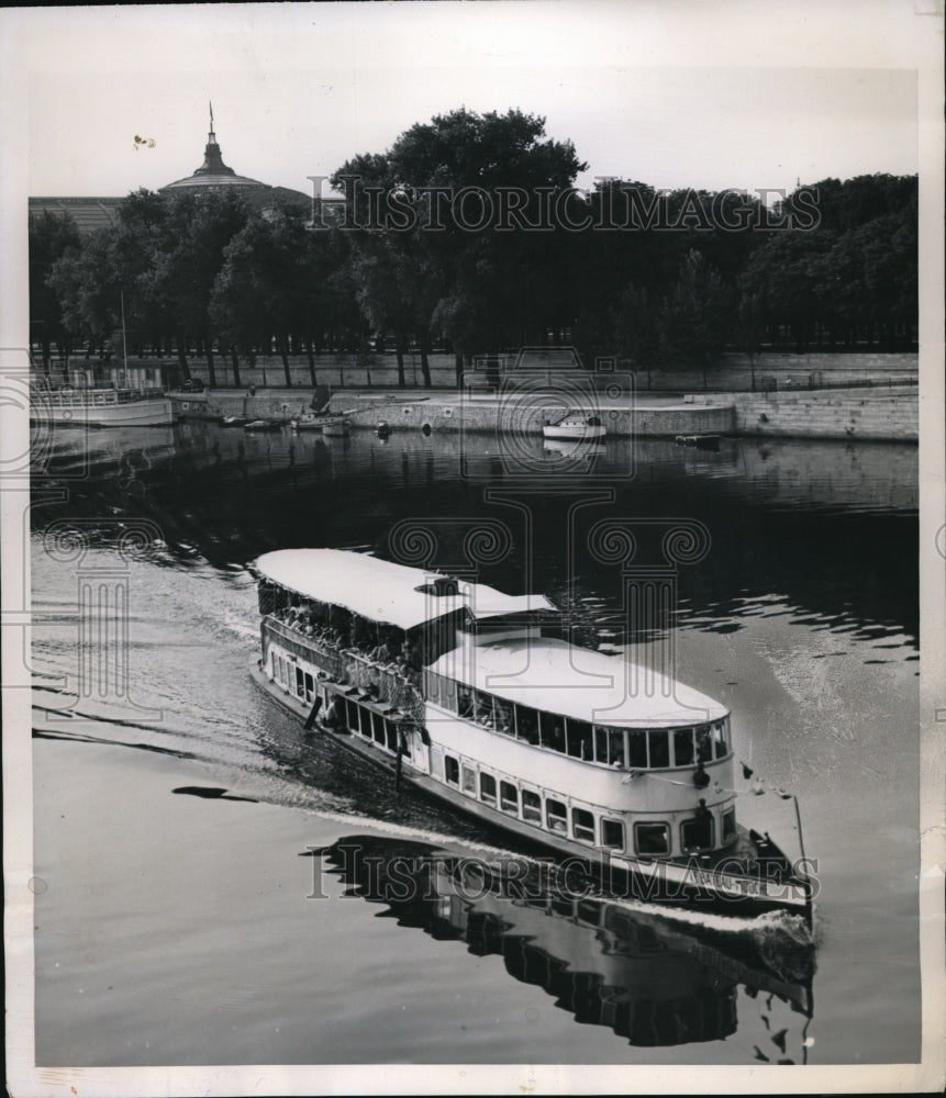 1949 Press Photo Paris The Bateau-Mouche sails again for first time since is