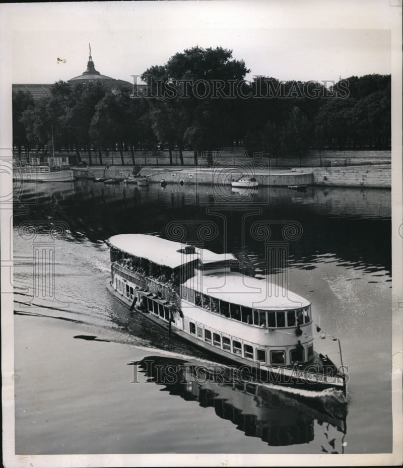 Load image into Gallery viewer, 1949 Press Photo Paris The Bateau-Mouche sails again for first time since is
