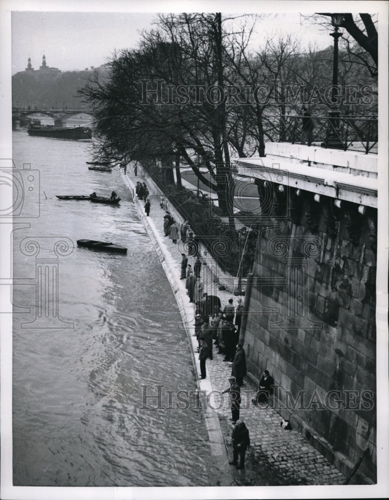 1957 Press Photo Paris The Seine river rises and so do spirits of Fishermen who