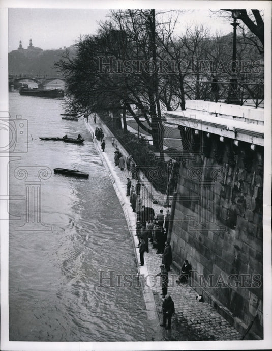 1957 Press Photo Paris The Seine river rises and so do spirits of Fishermen who