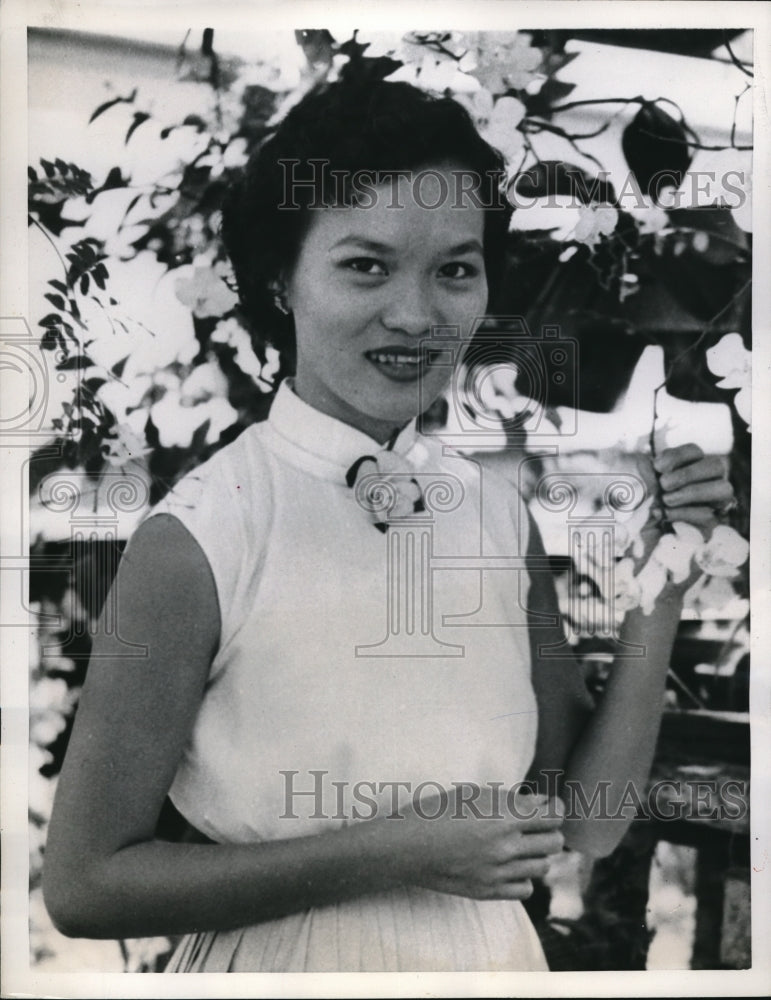 1957 Press Photo Baybay Leyte Philippines Pura U Tonelete teaches housewives how