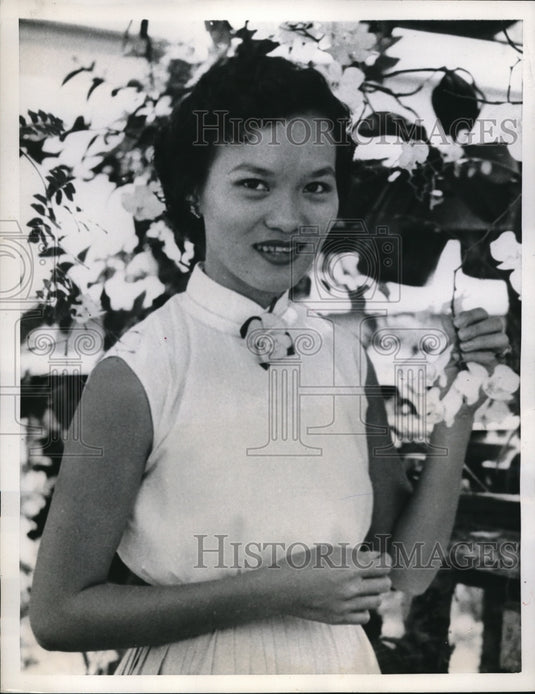 1957 Press Photo Baybay Leyte Philippines Pura U Tonelete teaches housewives how