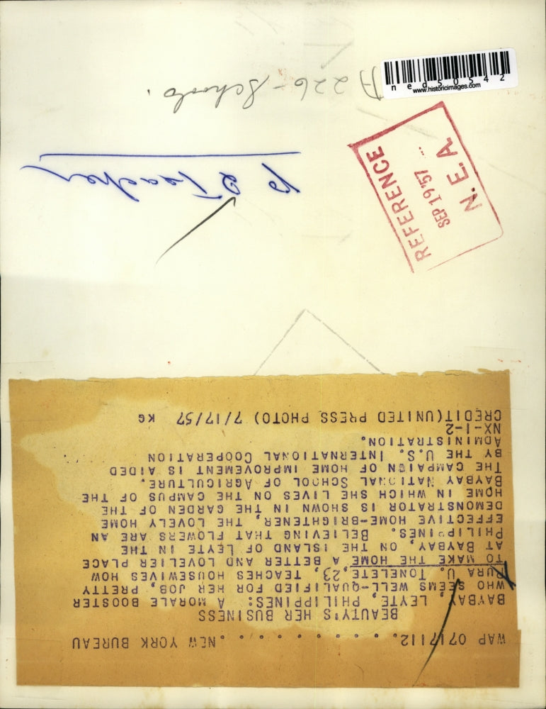 1957 Press Photo Baybay Leyte Philippines Pura U Tonelete teaches housewives how