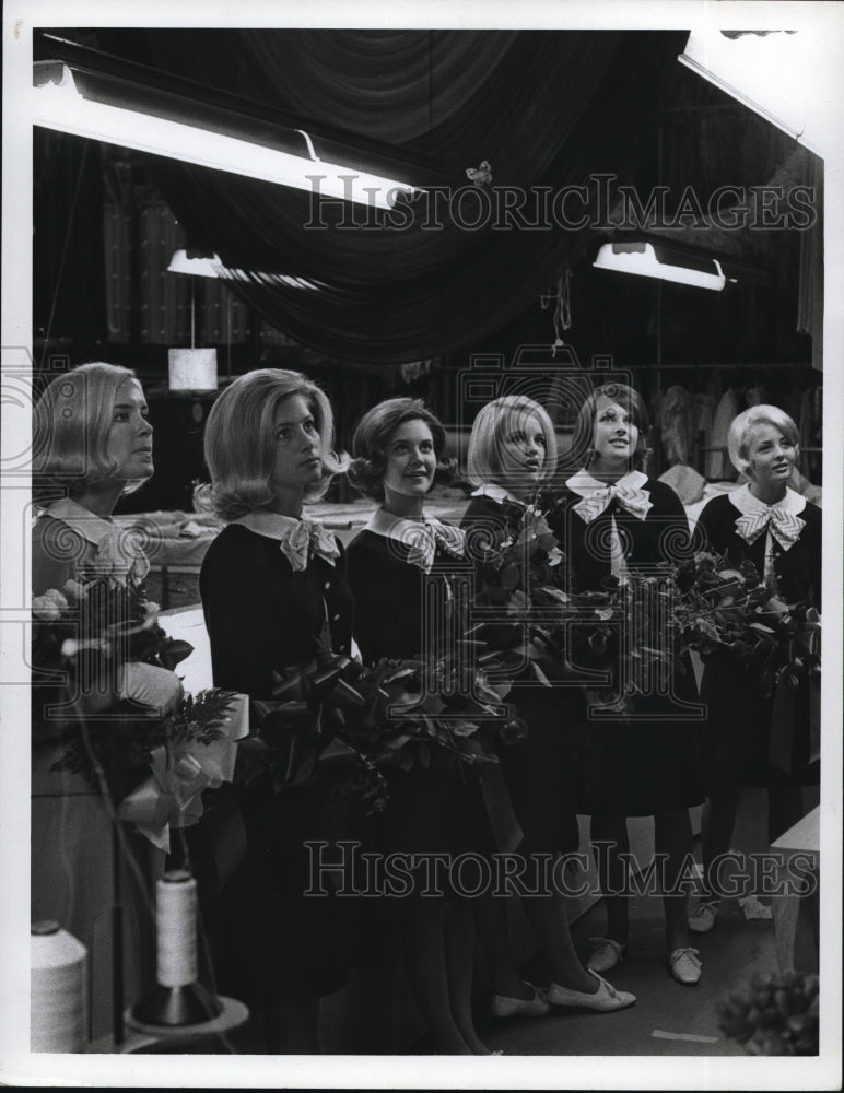 1955 Press Photo Barbara Hewitt& Company sining carols