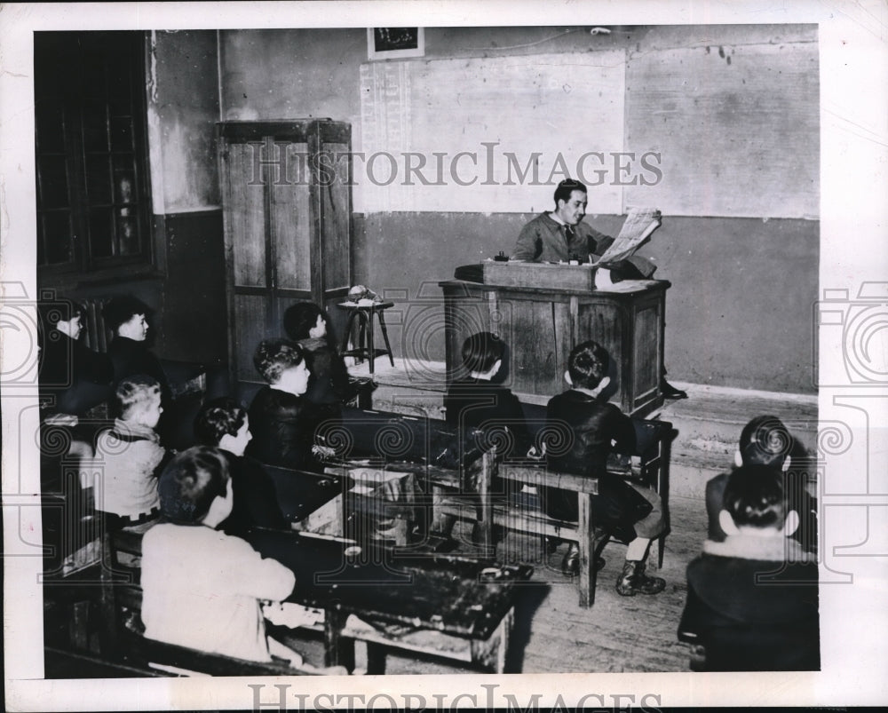 1945 Press Photo Paris France, Teachers Relax While On Strike