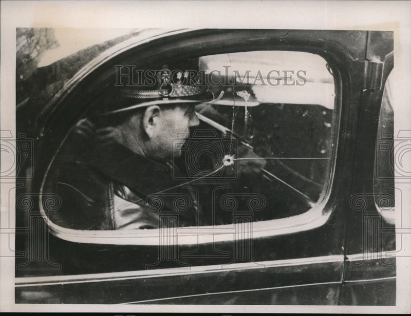 Load image into Gallery viewer, 1939 Press Photo Policemen Rides in Radio Car w Bullet Hole in Window, Prague
