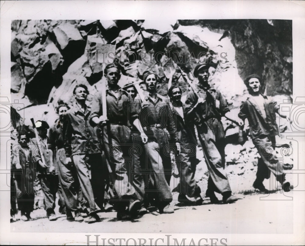 1949 Press Photo Young Communist Czech Railroad Workers, Prague