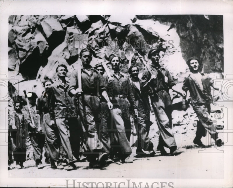 Load image into Gallery viewer, 1949 Press Photo Young Communist Czech Railroad Workers, Prague
