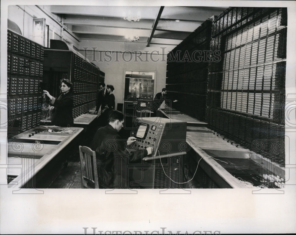 1957 Press Photo Electrointegrator Machine at USSR Oil & Gas Research Institute