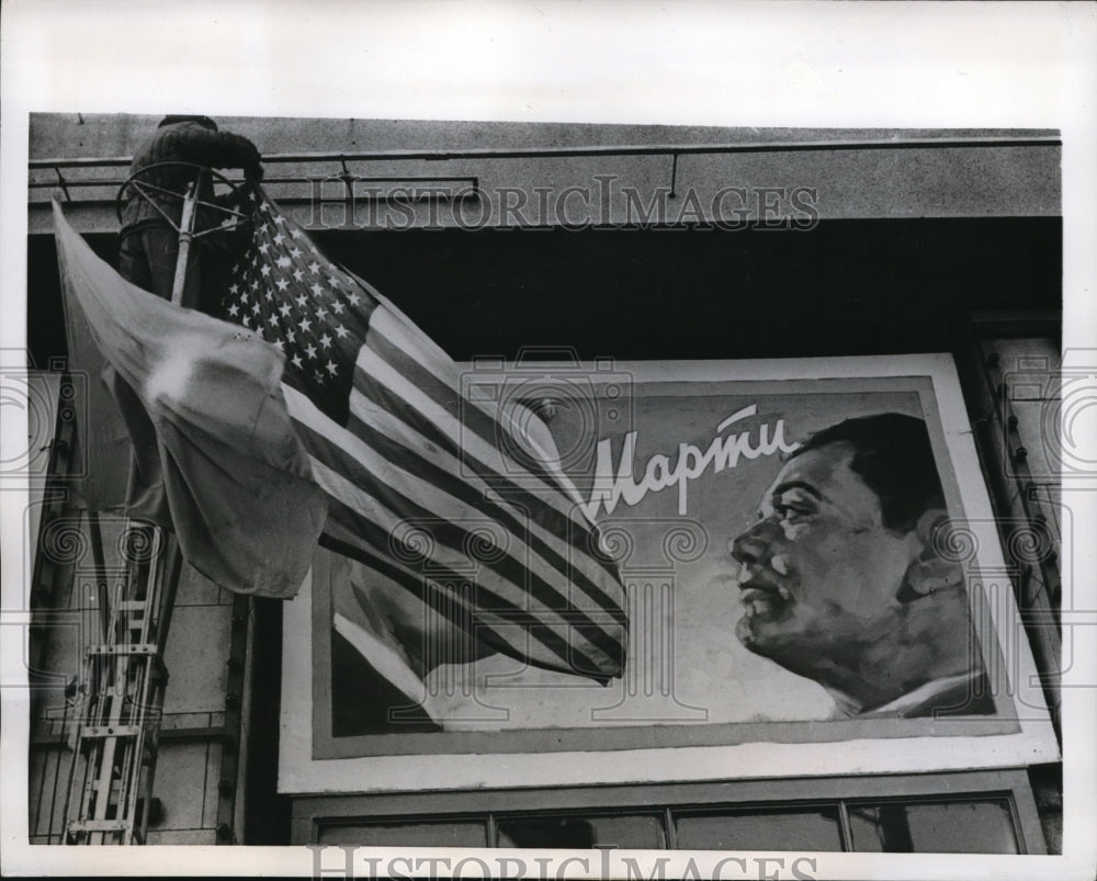 1959 Press Photo Moscow Russia, US Actor Ernest Borgnine On Billboard