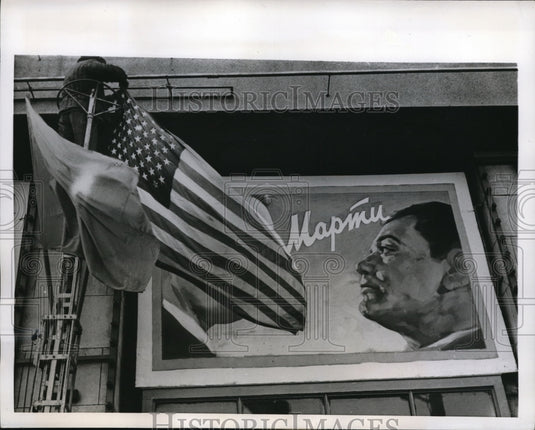 1959 Press Photo Moscow Russia, US Actor Ernest Borgnine On Billboard