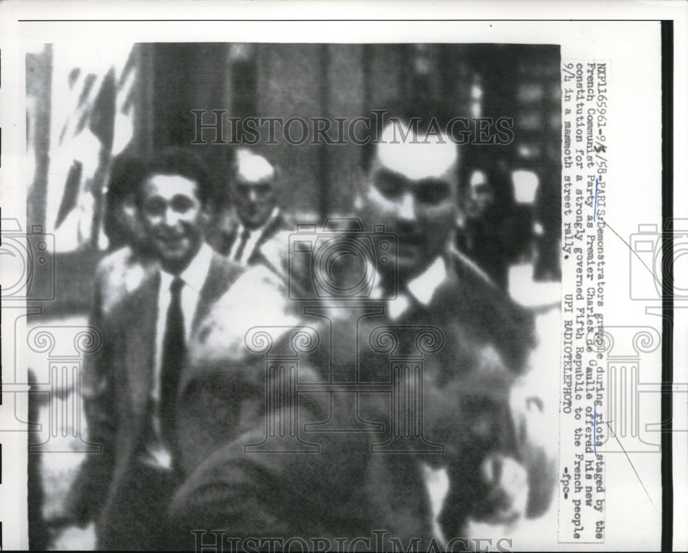1958 Press Photo Demonstrators Fighting During French Communist Riots, Paris