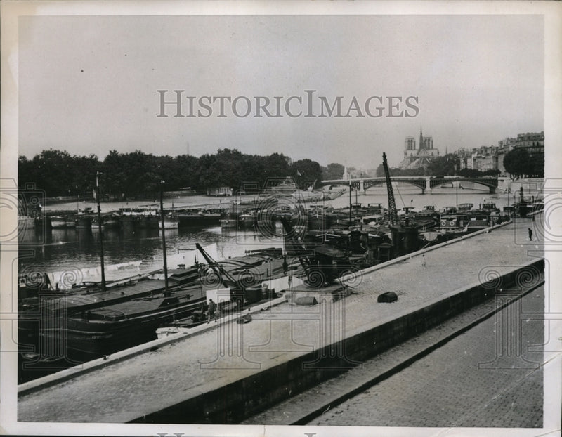 Load image into Gallery viewer, 1937 Press Photo Massed Barges Blocking Seine River Traffic During Labor Protest
