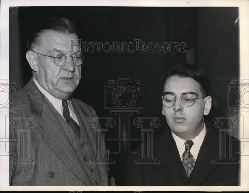 Load image into Gallery viewer, 1943 Press Photo James Franklin &amp; Sheriff William Morizmeir Leaving Courtroom
