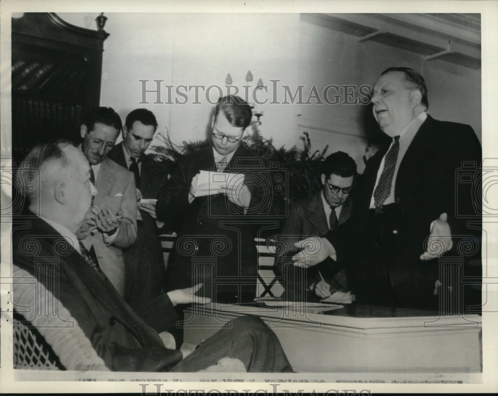 1943 Press Photo M. Koenigsberg talking with Marvin Jones