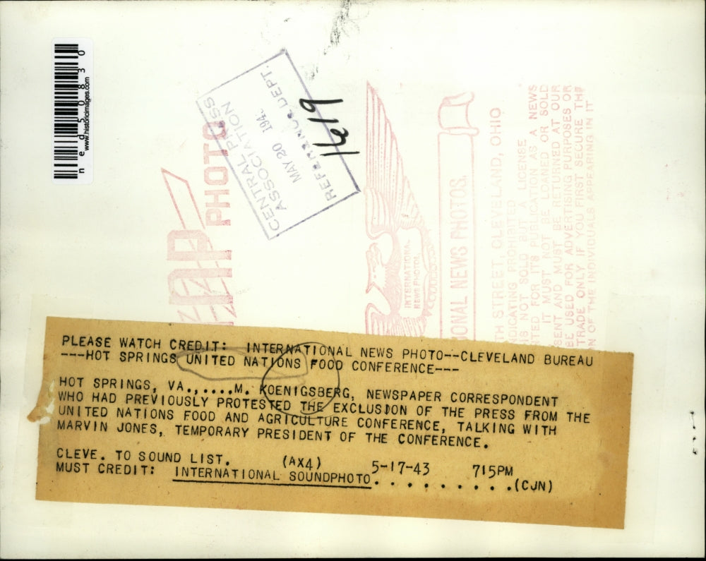 1943 Press Photo M. Koenigsberg talking with Marvin Jones